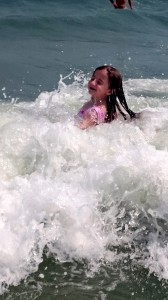 Louise badar i havet