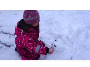 Louise leker i snön 